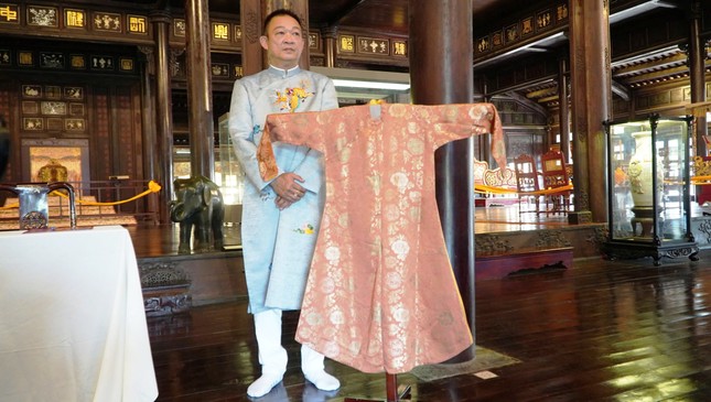 Tiếp nhận hai chiếc áo dài quý của thân mẫu vua Bảo Đại ảnh 2