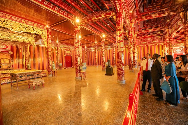 Giám đốc Trung tâm Di sản Thế giới UNESCO thăm Quần thể di tích Cố đô Huế ảnh 3