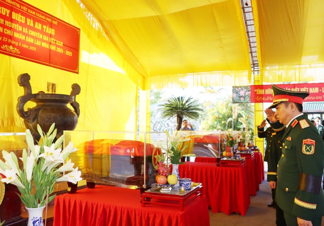 TP Huế tổ chức lễ an táng 10 hài cốt liệt sĩ hy sinh tại Lào ảnh 2
