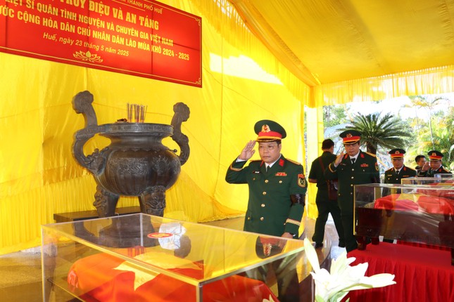 TP Huế tổ chức lễ an táng 10 hài cốt liệt sĩ hy sinh tại Lào ảnh 3