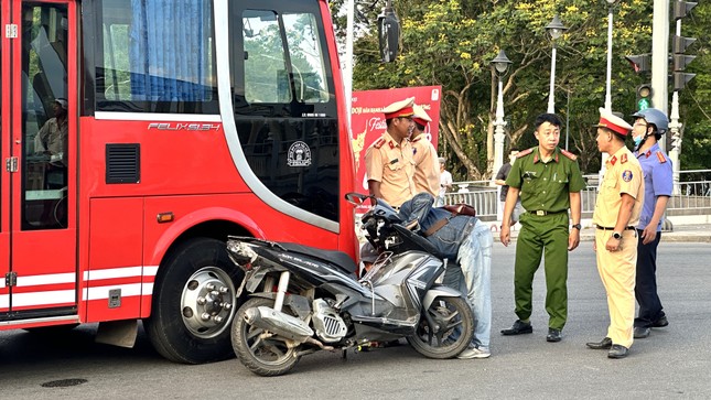 Xe khách va chạm xe máy, 4 người trong cùng gia đình thương vong ảnh 1