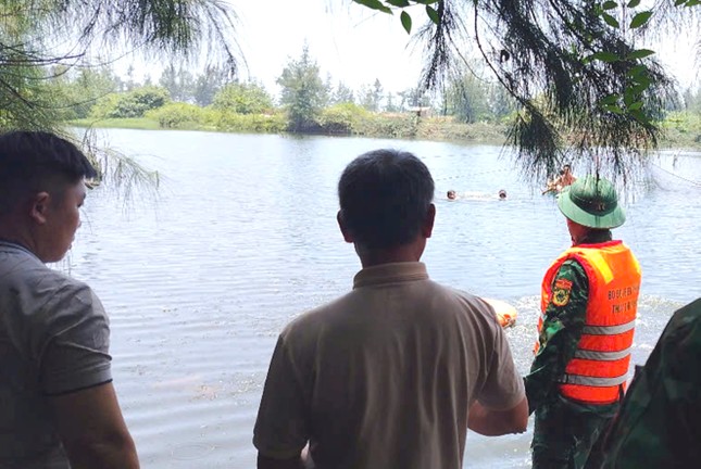 Một người tử vong do lật thuyền giữa đầm nước ở Huế ảnh 1