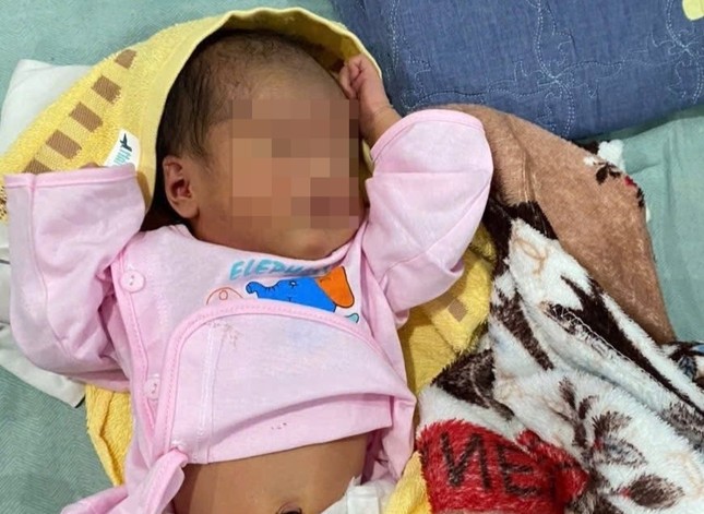 Tìm người thân cho trẻ sơ sinh còn nguyên dây rốn bị bỏ rơi bên kiệt phố ở Huế ảnh 1