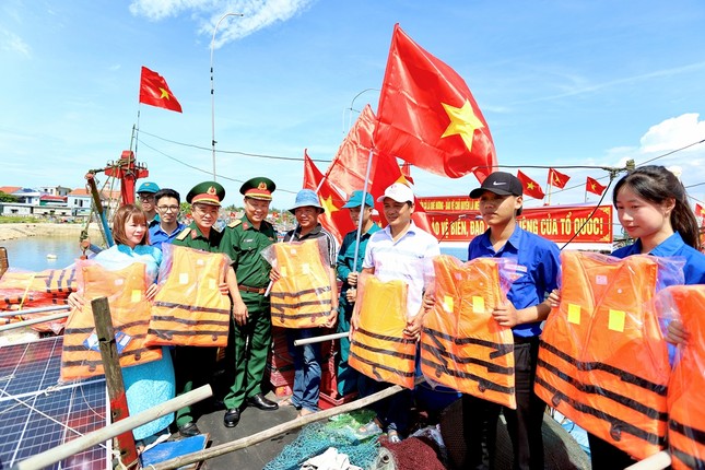 Tuổi trẻ cả nước hướng về biển, đảo và môi trường ảnh 6