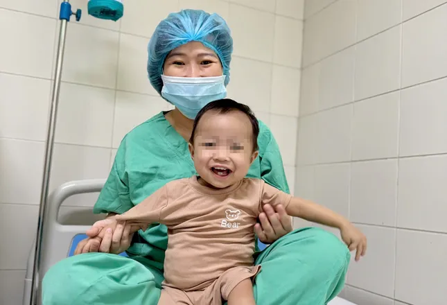 Giám đốc Bệnh viện Trung ương Huế nói về ‘kỳ tích’ ghép gan cho bệnh nhi nhỏ tuổi nhất ảnh 1