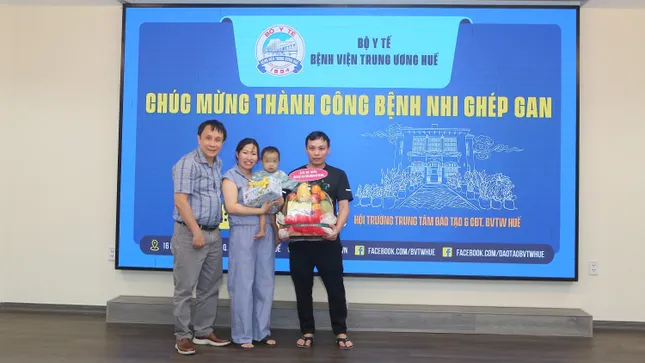 Giám đốc Bệnh viện Trung ương Huế nói về ‘kỳ tích’ ghép gan cho bệnh nhi nhỏ tuổi nhất ảnh 3