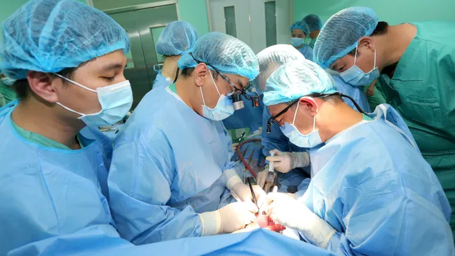 Giám đốc Bệnh viện Trung ương Huế nói về ‘kỳ tích’ ghép gan cho bệnh nhi nhỏ tuổi nhất ảnh 2
