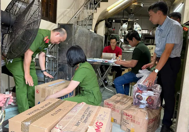 Khởi tố đối tượng làm cà phê giả tại Huế ảnh 2