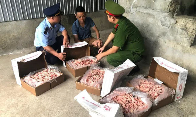 Phát hiện 1 tấn chân gà gắn 'tên lạ' mua qua mạng, không rõ nguồn gốc ảnh 1