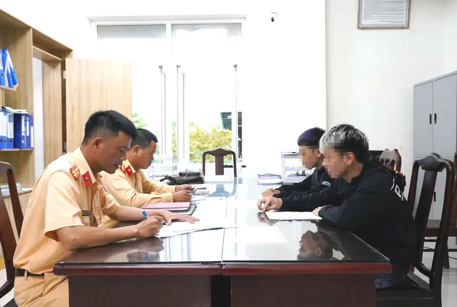 Con &apos;diễn xiếc&apos; xe mô tô bằng một bánh, bố bị công an mời làm việc ảnh 2