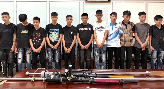 Triệu tập thêm 10 đối tượng liên quan vụ cầm hung khí, phóng xe tốc độ cao &apos;khoe&apos; trên TikTok ảnh 1