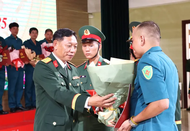 Công bố quyết định thành lập 40 Ban Chỉ huy Quân sự cấp xã tại Huế ảnh 2