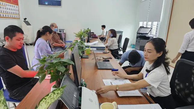 Bất ngờ kết quả giải quyết thủ tục nhanh ngày đầu chính quyền địa phương hai cấp tại Huế ảnh 1