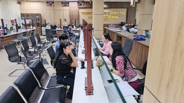 Bất ngờ kết quả giải quyết thủ tục nhanh ngày đầu chính quyền địa phương hai cấp tại Huế ảnh 5