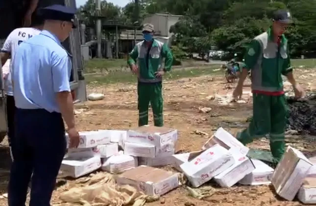 Huế: Tiêu hủy 1 tấn chân gà đông lạnh gắn nhãn nước ngoài, mua trôi nổi trên mạng ảnh 1