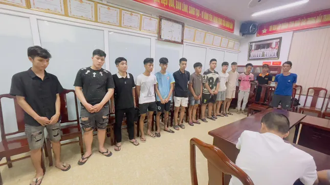 Chặn đứng gần 40 đối tượng mang dao, kiếm ra Quốc lộ 1 tìm đối thủ hỗn chiến ảnh 3