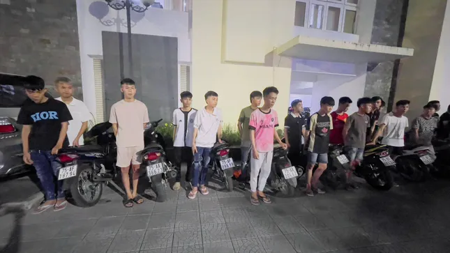 Chặn đứng gần 40 đối tượng mang dao, kiếm ra Quốc lộ 1 tìm đối thủ hỗn chiến ảnh 2