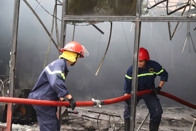 Cháy ngùn ngụt tại phòng trà ở Đà Nẵng, khói đen cuồn cuộn ảnh 3