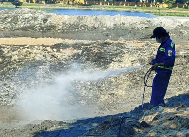 Chạy đua nạo vét lòng hồ công viên lớn nhất Đà Nẵng trước mùa mưa bão ảnh 2