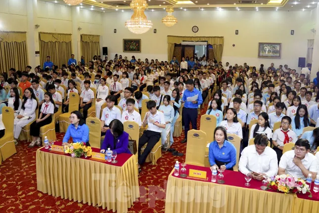 Hàng trăm suất học bổng cho con công nhân Đà Nẵng ảnh 1