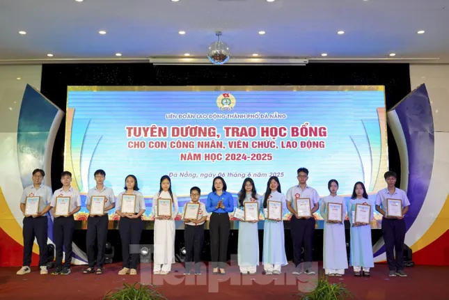 Hàng trăm suất học bổng cho con công nhân Đà Nẵng ảnh 2