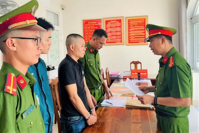 Lừa đổi vé số giả trúng thưởng chiếm đoạt tiền của người khuyết tật ảnh 1