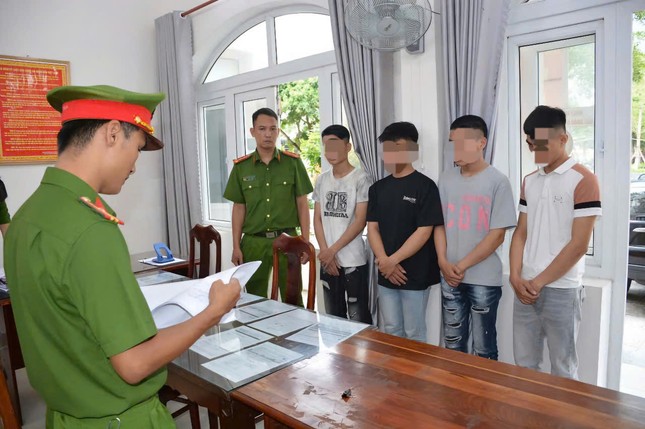 8 quái xế mang theo hung khí, rượt đuổi nhau giữa phố ảnh 1