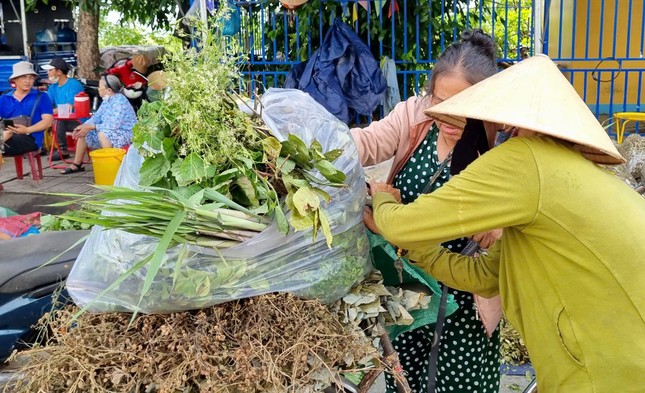 Nhộn nhịp chợ ‘lá mùng 5’ cận Tết Đoan Ngọ ảnh 9
