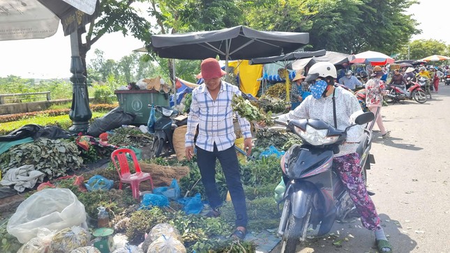 Nhộn nhịp chợ ‘lá mùng 5’ cận Tết Đoan Ngọ ảnh 12