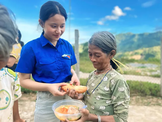 Ngược non ngàn tặng nụ cười cho các em nhỏ ảnh 15