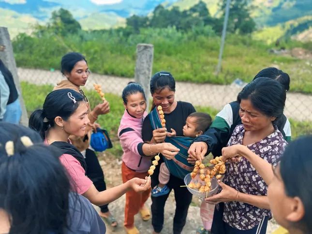 Ngược non ngàn tặng nụ cười cho các em nhỏ ảnh 16