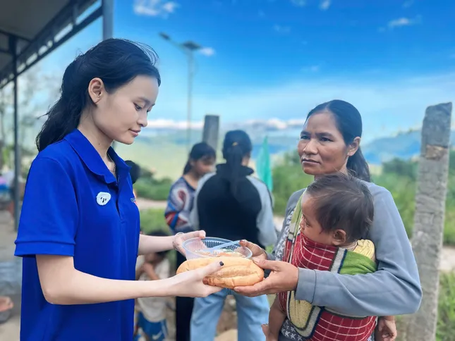 Ngược non ngàn tặng nụ cười cho các em nhỏ ảnh 14