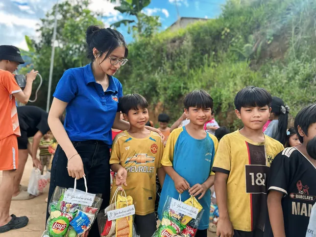 Ngược non ngàn tặng nụ cười cho các em nhỏ ảnh 5