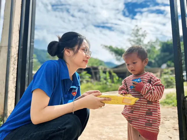 Ngược non ngàn tặng nụ cười cho các em nhỏ ảnh 6