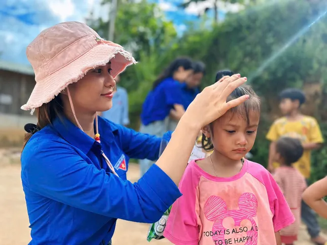 Ngược non ngàn tặng nụ cười cho các em nhỏ ảnh 8