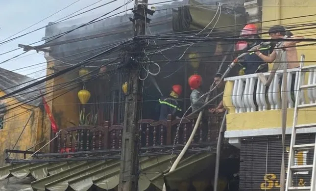 Cháy lớn ở cửa hàng lưu niệm trung tâm phố cổ Hội An ảnh 1