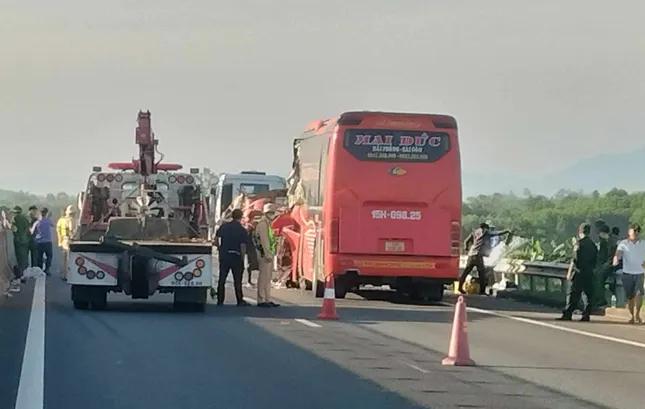Tai nạn nghiêm trọng trên cao tốc Đà Nẵng - Quảng Ngãi, 2 người chết, nhiều người bị thương ảnh 1