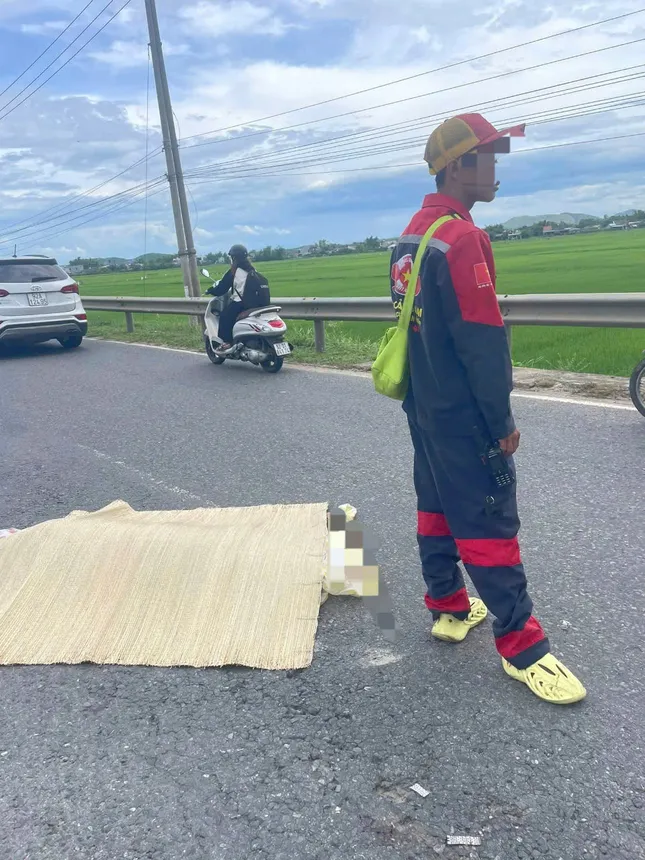Nghi án đâm bạn gái trọng thương rồi lao vào xe tải tự vẫn ảnh 1