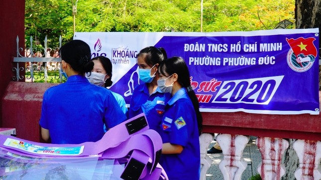 Gần 900.000 sỹ tử khẩu trang kín bưng làm thủ tục thi tốt nghiệp THPT ảnh 63