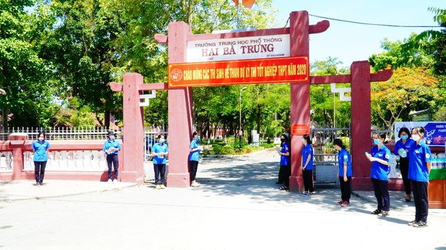 Gần 900.000 sỹ tử khẩu trang kín bưng làm thủ tục thi tốt nghiệp THPT ảnh 64