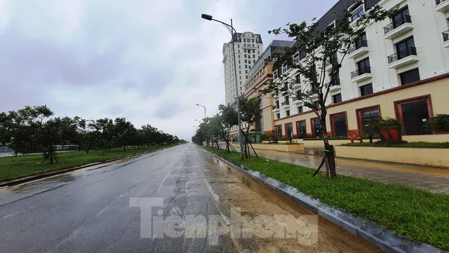 Gió giật mưa lớn, đường sá tại Huế không bóng người ảnh 11