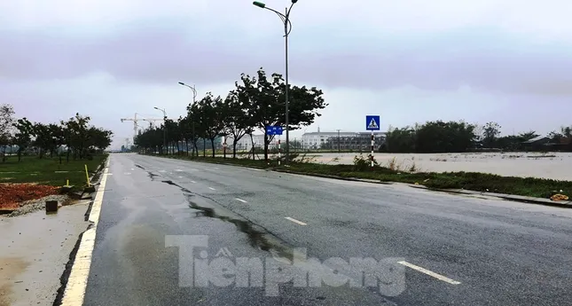 Gió giật mưa lớn, đường sá tại Huế không bóng người ảnh 12