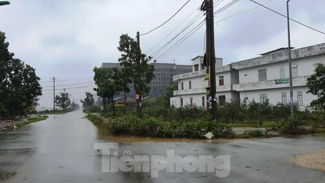 Gió giật mưa lớn, đường sá tại Huế không bóng người ảnh 14