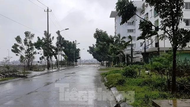 Gió giật mưa lớn, đường sá tại Huế không bóng người ảnh 15