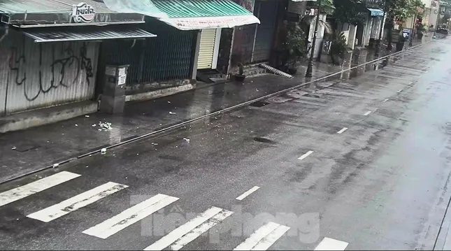 Gió giật mưa lớn, đường sá tại Huế không bóng người ảnh 5