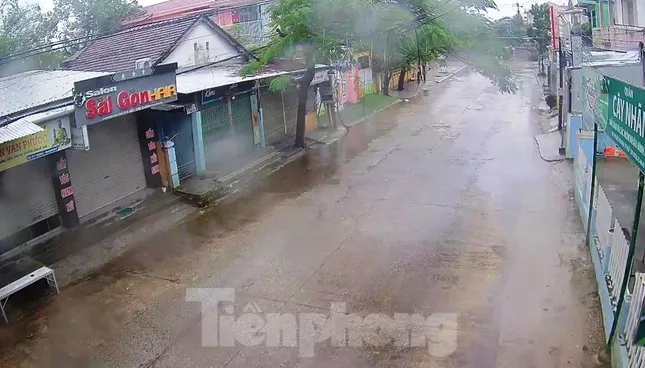 Gió giật mưa lớn, đường sá tại Huế không bóng người ảnh 6