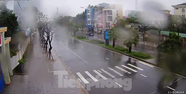 Gió giật mưa lớn, đường sá tại Huế không bóng người ảnh 8