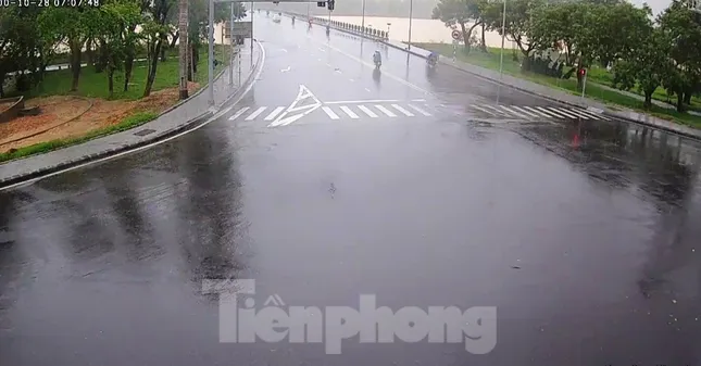 Gió giật mưa lớn, đường sá tại Huế không bóng người ảnh 9