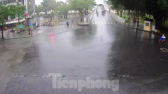 Gió giật mưa lớn, đường sá tại Huế không bóng người ảnh 10