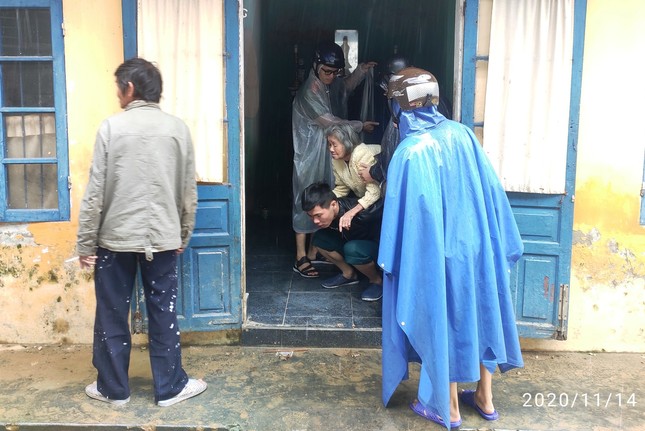 TT-Huế: Công an, quân đội đồng loạt ra quân đưa dân đi tránh bão ảnh 11